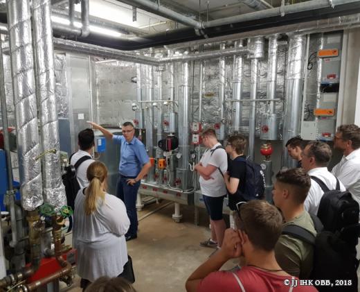 Beim Rundgang durch die Klimaanlage der IHK OBB